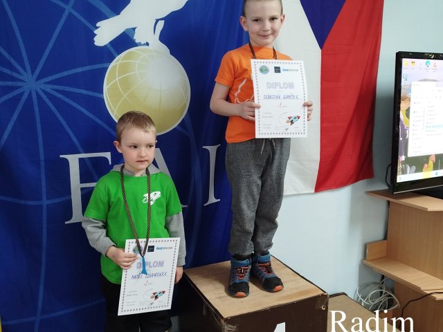březen 2025